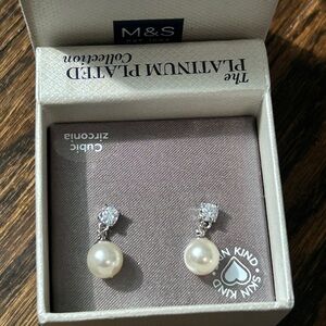 Platinum plated earrings with pearl